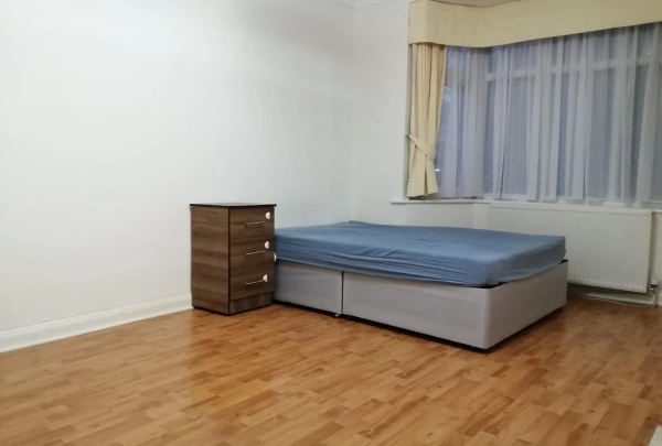 Double room to rent at London Road, Sutton SM3. Only for single professionals. Bill included.