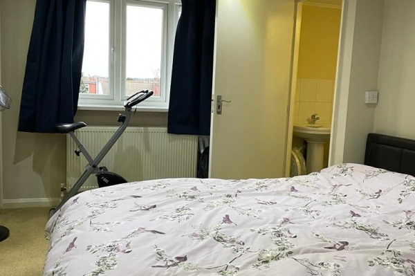 Loft Double Room to Rent in Mayfield Road, Thornton Heath CR7. Female only. Bills included.