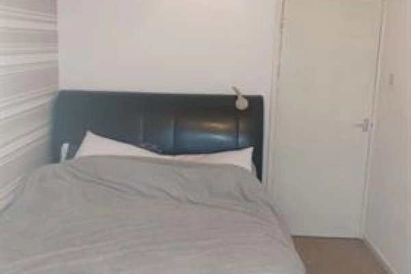 Double room in a shared flat to Rent in Griffith John Street SA1. Bills Included.