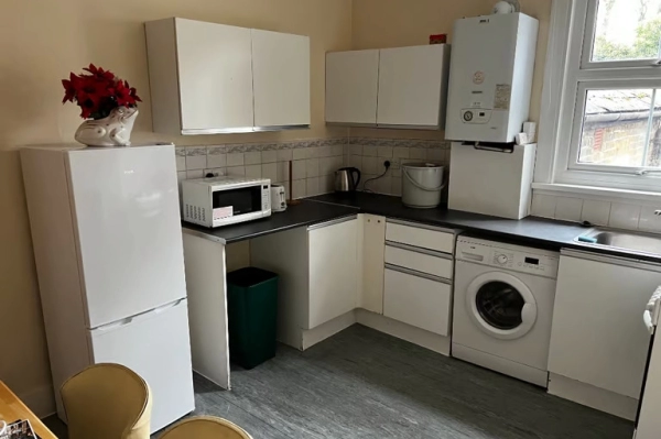 2 Bedroom Flat to Rent on Wandsworth Road, London SW8. Furnished. Bills not included.