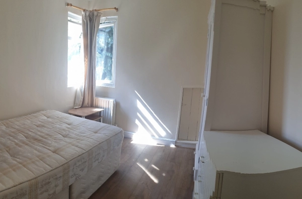 Double room to Rent in Knightwood Crescent, New Malden KT3. Ideal for single. All bills included.