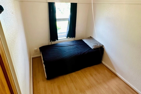 Double Room To Rent in Whatley Avenue, London SW20. Only for couples. All bills included