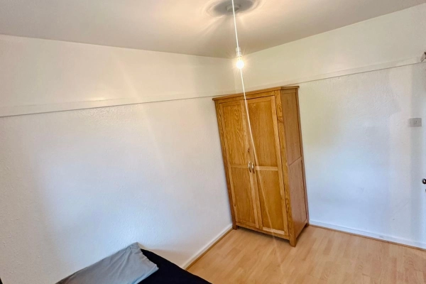 Single Room To Rent in Whatley Avenue, London SW20. Only for females. All bills included