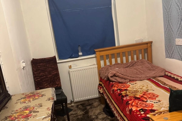 Single Room To Rent on Broadwater Road, London SW17. Only for Asian females. All bills included.