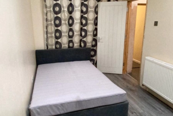 Double room to rent in Homefield Gardens, Mitcham CR4. Ideal for single. All bills included.