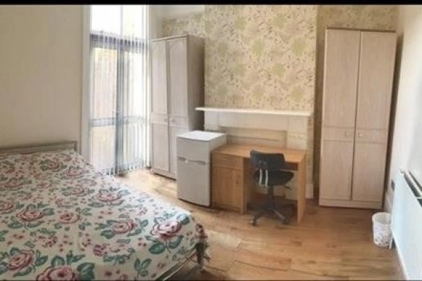 Bright En-suite Double Room to Rent in Shared House The Avenue, Tottenhan N17. Female only . All Bil