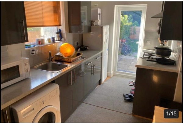 Double room to rent in Monks Avenue Barnet, Enfield EN5. Only for professionals. All bills included