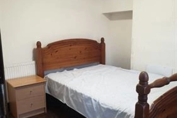 Double room to rent on Titchfield Road, Carshalton SM5. Only for single. All bills included.