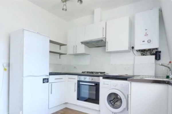 1-Bed Flat to Rent on High Road Leyton, London E10. All bills included. Only for professionals.