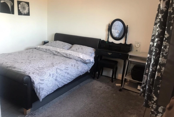 Double room to rent in McRae Lane Mitcham CR4. Ideal for single females. Bills included.